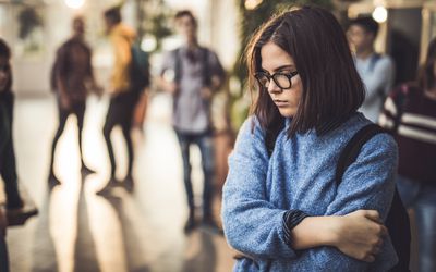 问题少年独自在高中走廊里