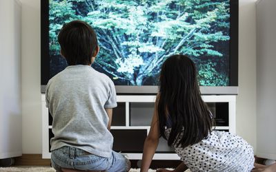 让孩子使用电子设备，但要适度。