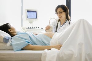 医生正在对孕妇进行超声波扫描