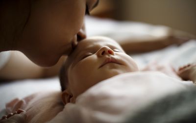 妈妈亲吻熟睡的宝宝