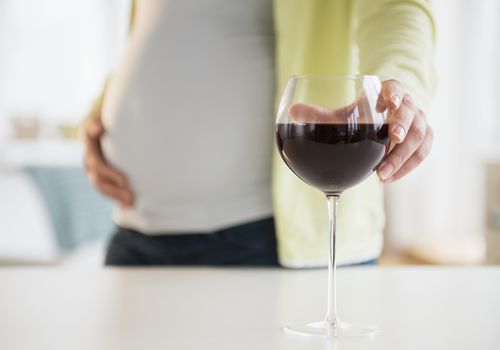 孕妇喝了一杯红酒