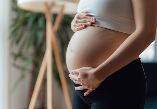 孕妇腹部的中段