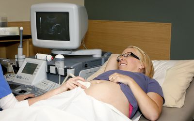 孕妇接受超声波检查