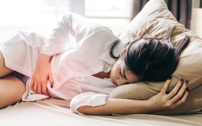 一名妇女在家里的床上睡觉时摸腹部疼痛
