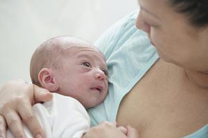 抱着新生儿的妇女