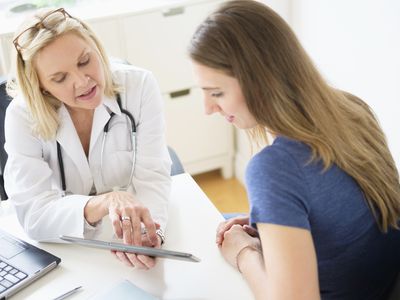 USA, New Jersey, Doctor talking to patient in office