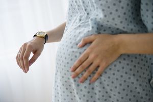 怀孕的白人妇女在医院里计时宫缩
