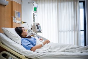 年轻女子在病床上醒来