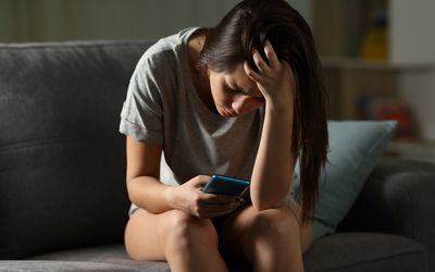少女不安地看着智能手机