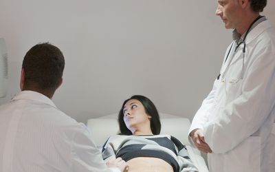 医生检查孕妇