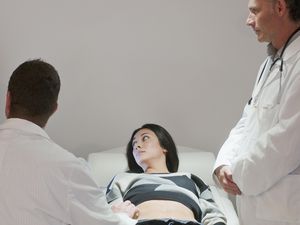 医生为孕妇检查