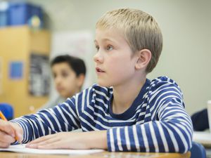 男孩在学校