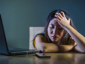 不安的女孩被网络欺凌了