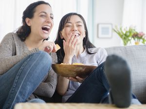 女人们在观看喜剧的两周时间里一起等待，用分心的方法来应对
