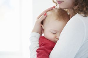 婴儿睡在妈妈的怀里