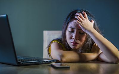 心烦意乱的女孩被网络欺凌