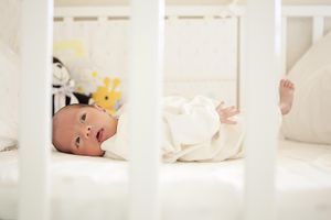 婴儿床上的新生儿