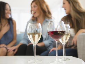 背景是女人的酒杯