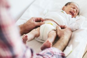 父母给新生儿换尿布