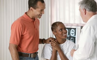 Pregnant couple talks to obstetrician