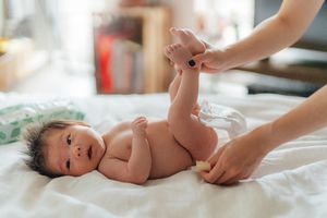 亚洲婴儿正在换尿布。