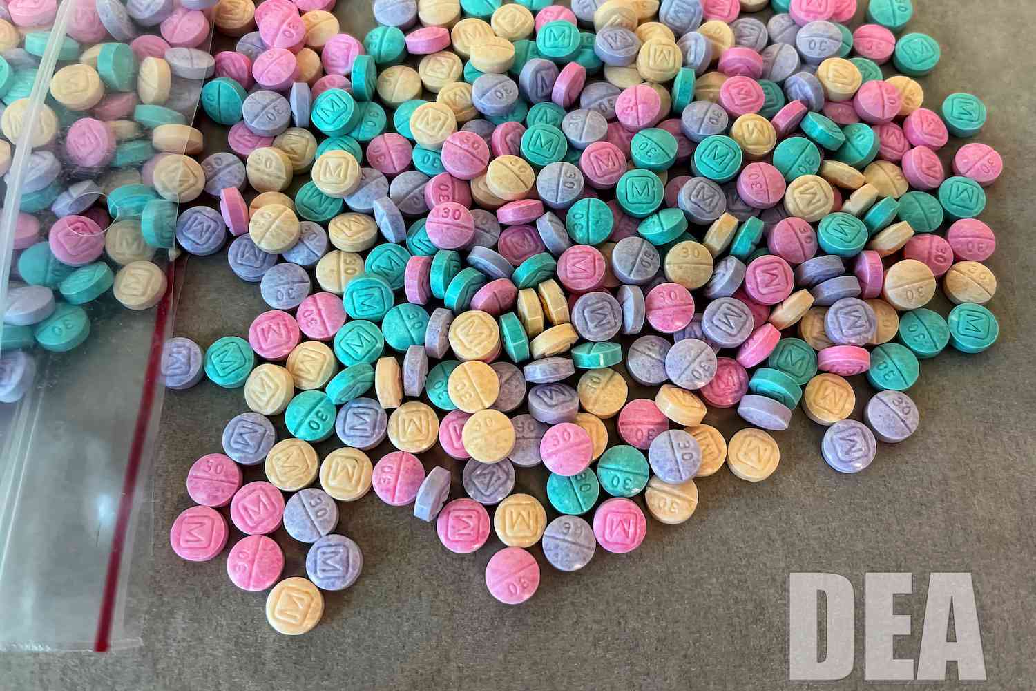 毒品管制局展出的彩虹色芬太尼