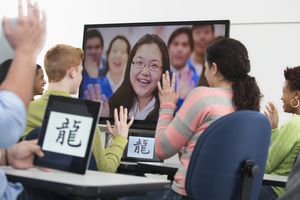 教室的学生skype在全球各地。