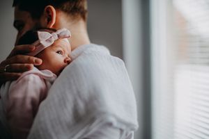 新爸爸抱着女婴