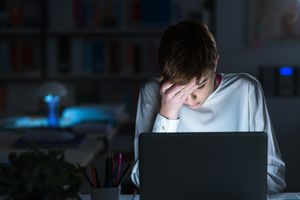 在电脑上心烦意乱的妈妈