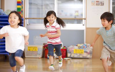 三个小孩在游戏室里奔跑