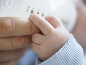 奶瓶喂养的婴儿