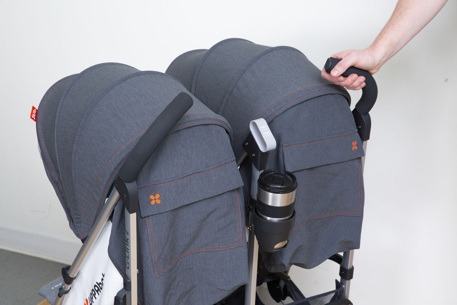 人持有处理Uppababy公司2双Stroller using hands