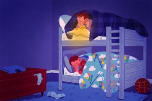 孩子们睡在双层床上，一个拿着手电筒看书，另一个抱着泰迪熊睡在下铺(当你的孩子共用一个房间时，如何处理睡觉时间)