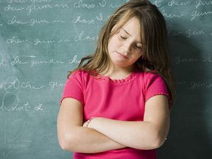 一个小女孩在学校受到惩罚