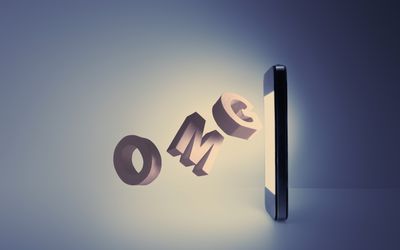 字母O M G从手机屏幕上出现，你可能会在生育论坛和社交媒体网站上找到这个缩略词