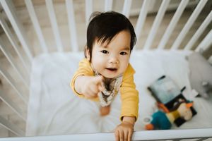 婴儿站在婴儿床里
