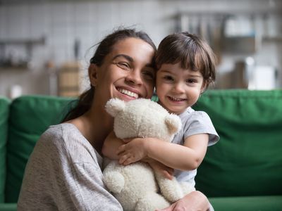 妈妈告诉孩子她是被收养的。