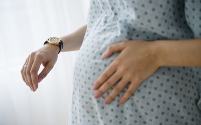 怀孕的白人妇女在医院里计时宫缩