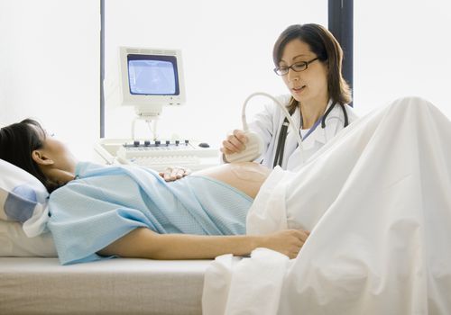 医生正在对孕妇进行超声波扫描