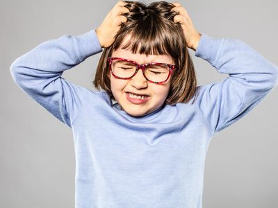 生气的年轻女孩拔头发