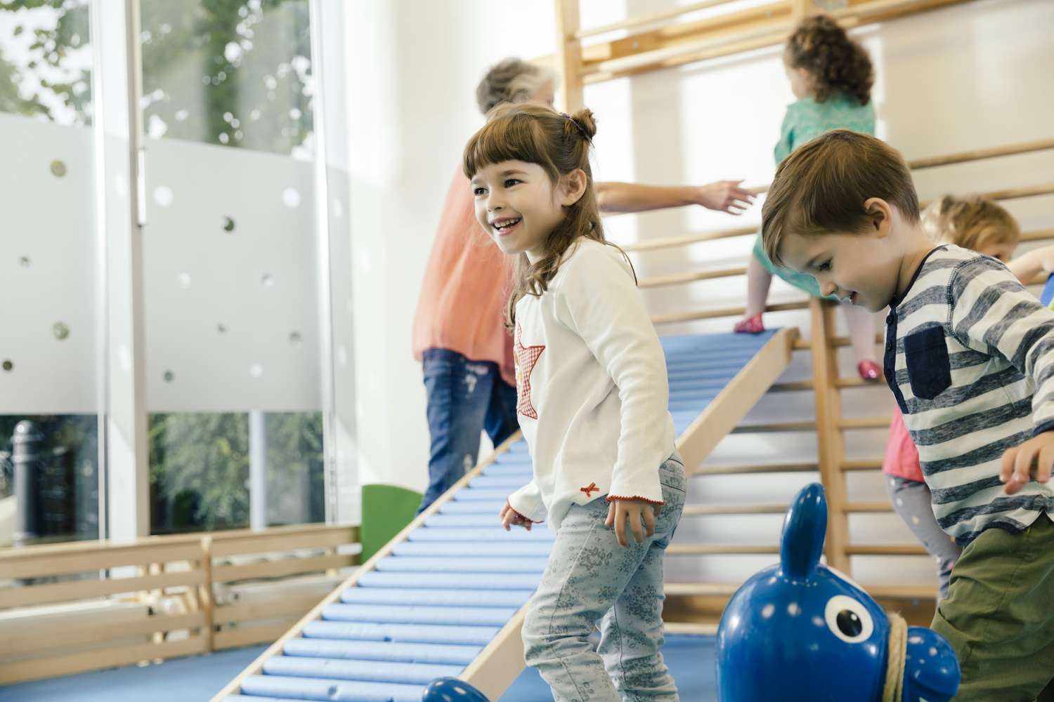 幼儿园体育教室里快乐的孩子们