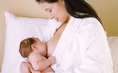 母乳喂养婴儿的妇女