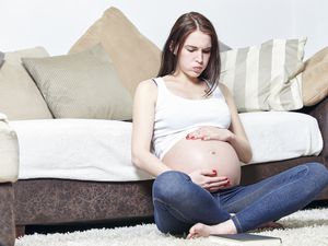 正在经历布拉克斯顿希克斯宫缩的孕妇。