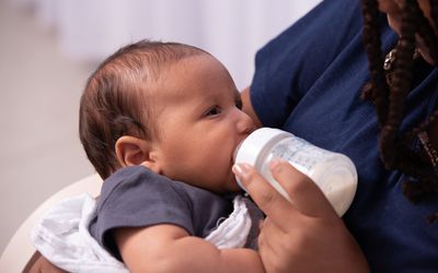 Baby feeding with bottle