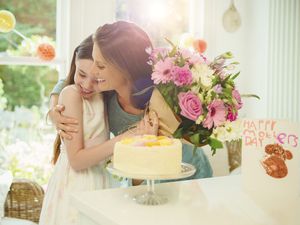 深情的女儿在母亲节给母亲献上一束花