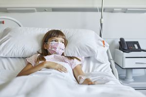 生病的女孩躺在病床上