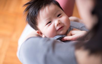 婴儿在哺乳时对母亲微笑