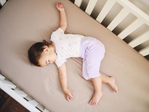 小孩睡在床垫上