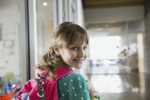 自信的女孩走进教学楼。