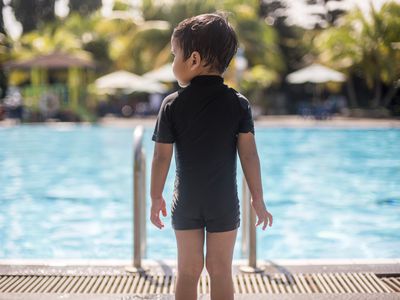 孩子在游泳池